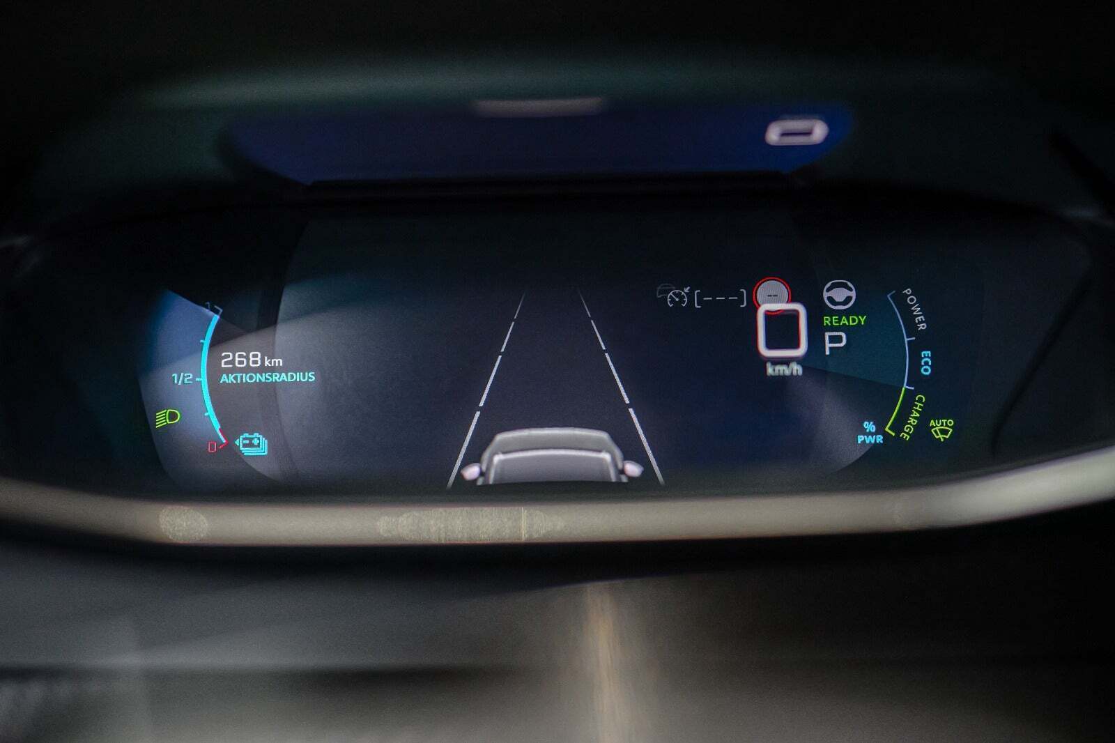 Sølv Peugeot e-2008 fra 2022