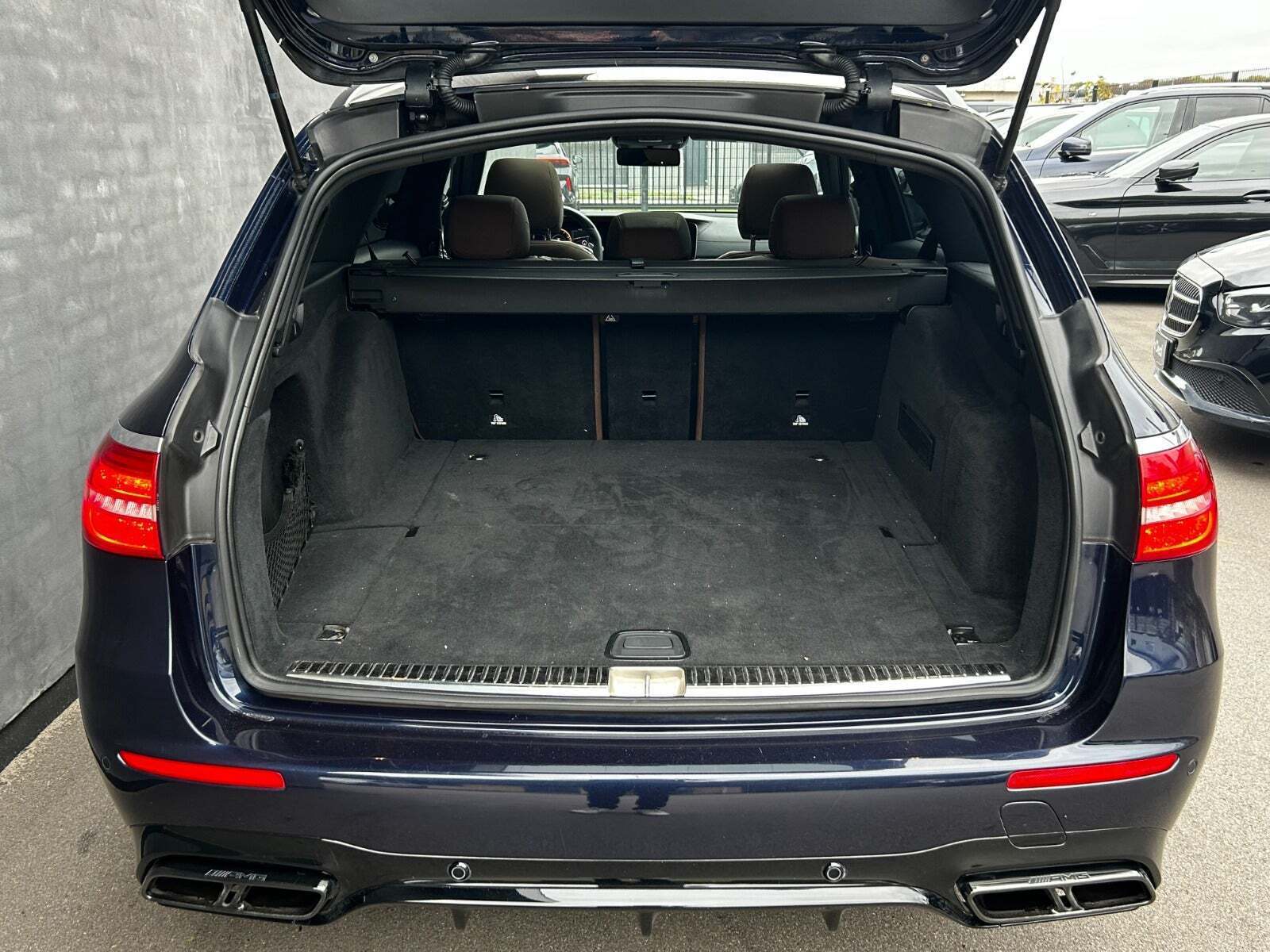 Blå Mercedes E63 fra 2017