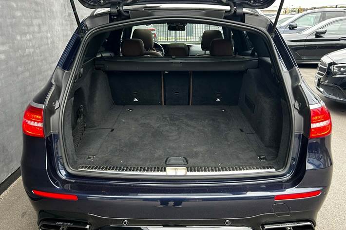 Blå Mercedes E63 fra 2017