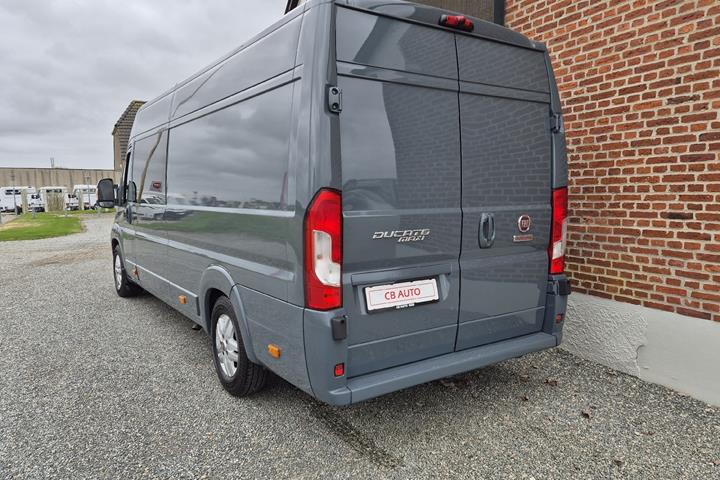 Grå Fiat Ducato fra 2022
