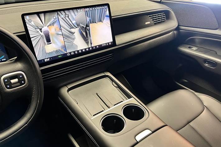 Grå Xpeng G6 fra 2024 set indefra