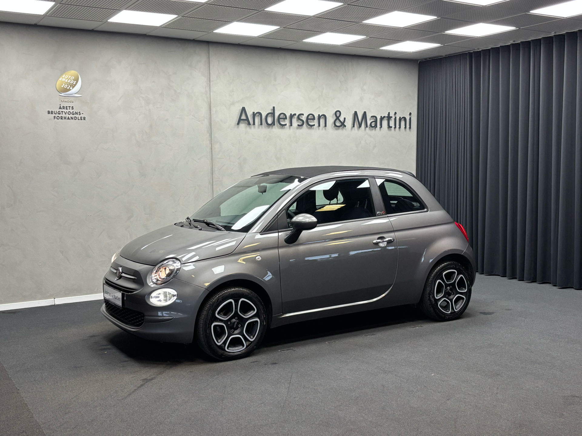 Grå Fiat 500C fra 2022