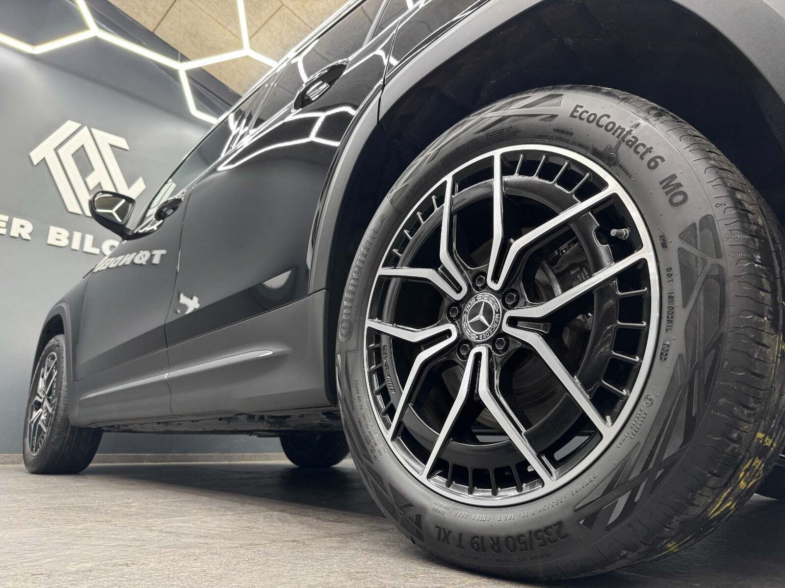 Sort Mercedes EQB300 fra 2022