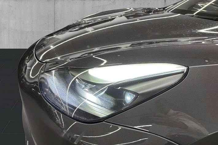 Grå Tesla Model 3 fra 2022