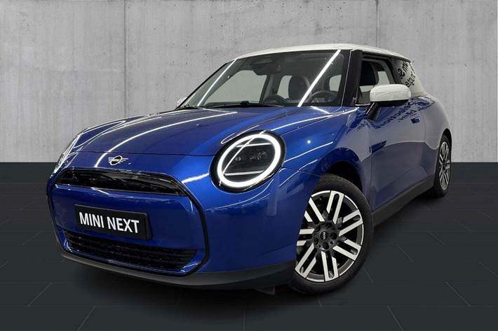Blå Mini Cooper E fra 2024 set udefra