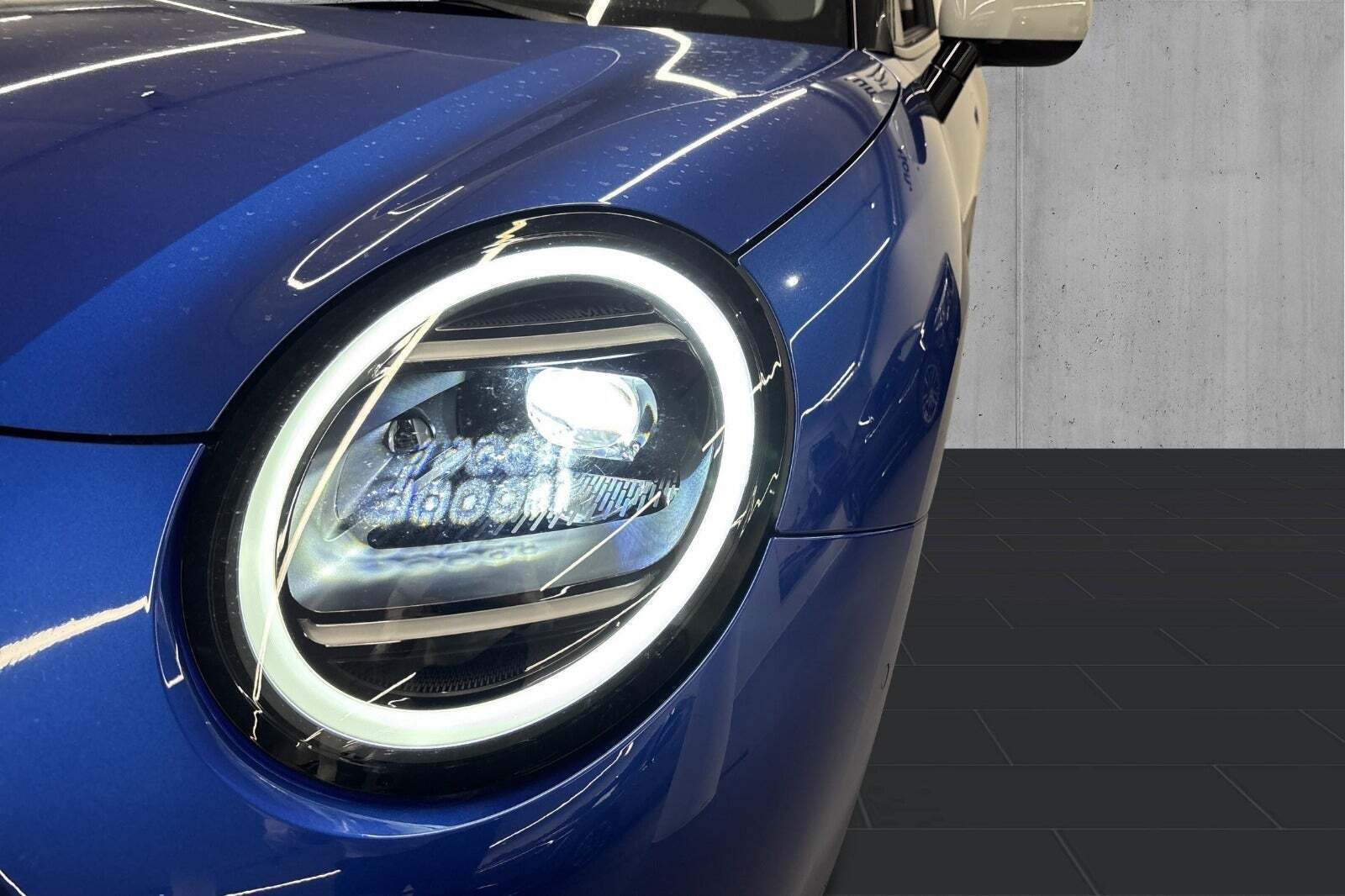 Blå Mini Cooper E fra 2024