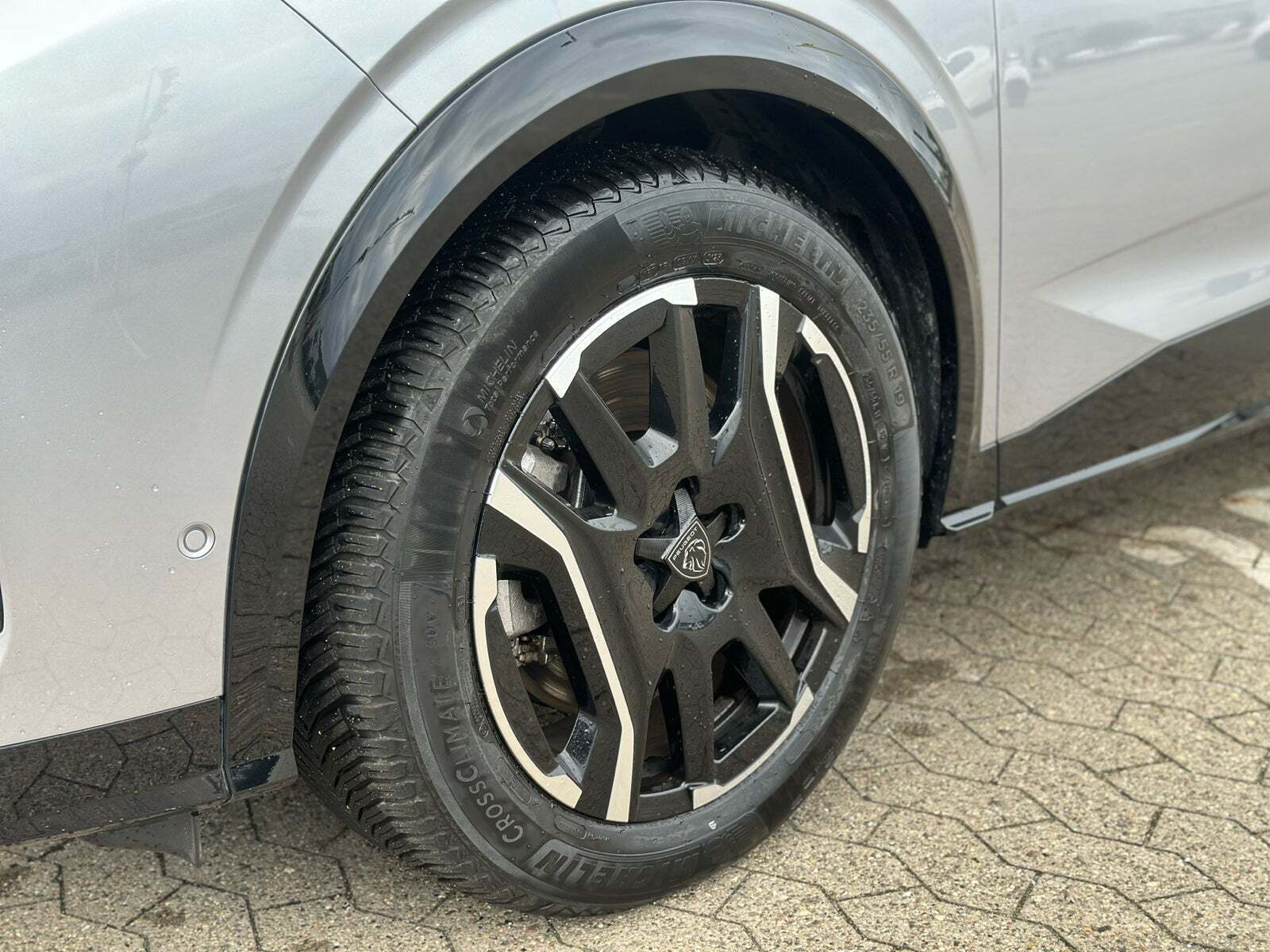 Sølv Peugeot e-3008 fra 2024