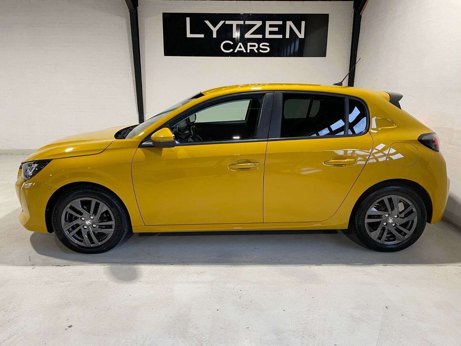 Gul Peugeot 208 fra 2020