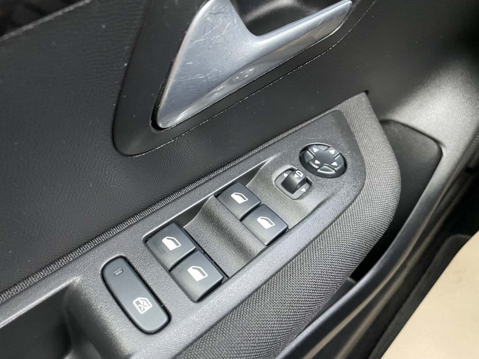 Gul Peugeot 208 fra 2020