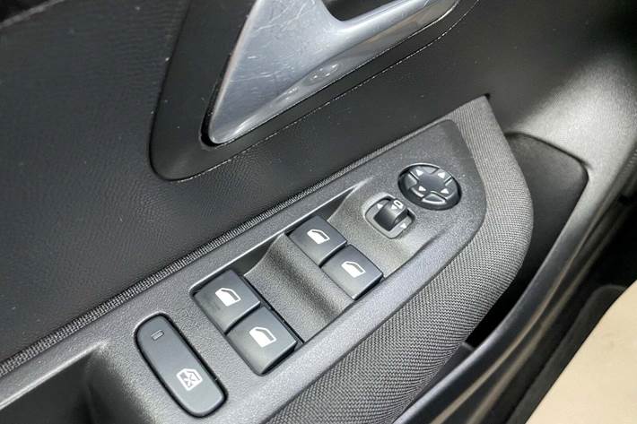 Gul Peugeot 208 fra 2020