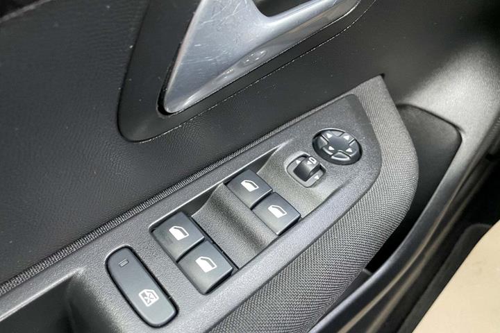 Gul Peugeot 208 fra 2020