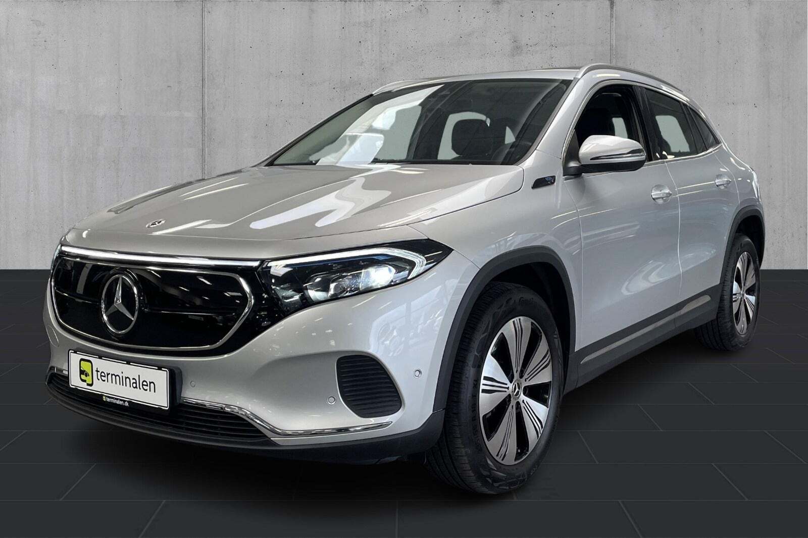 Sølv Mercedes EQA250 fra 2021 set udefra