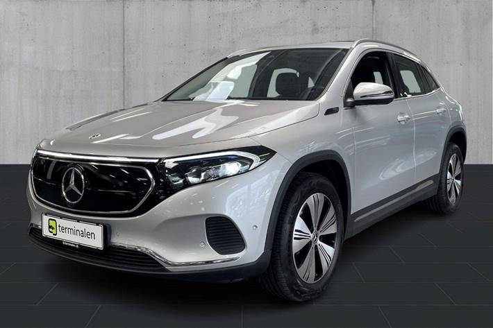 Sølv Mercedes EQA250 fra 2021 set udefra