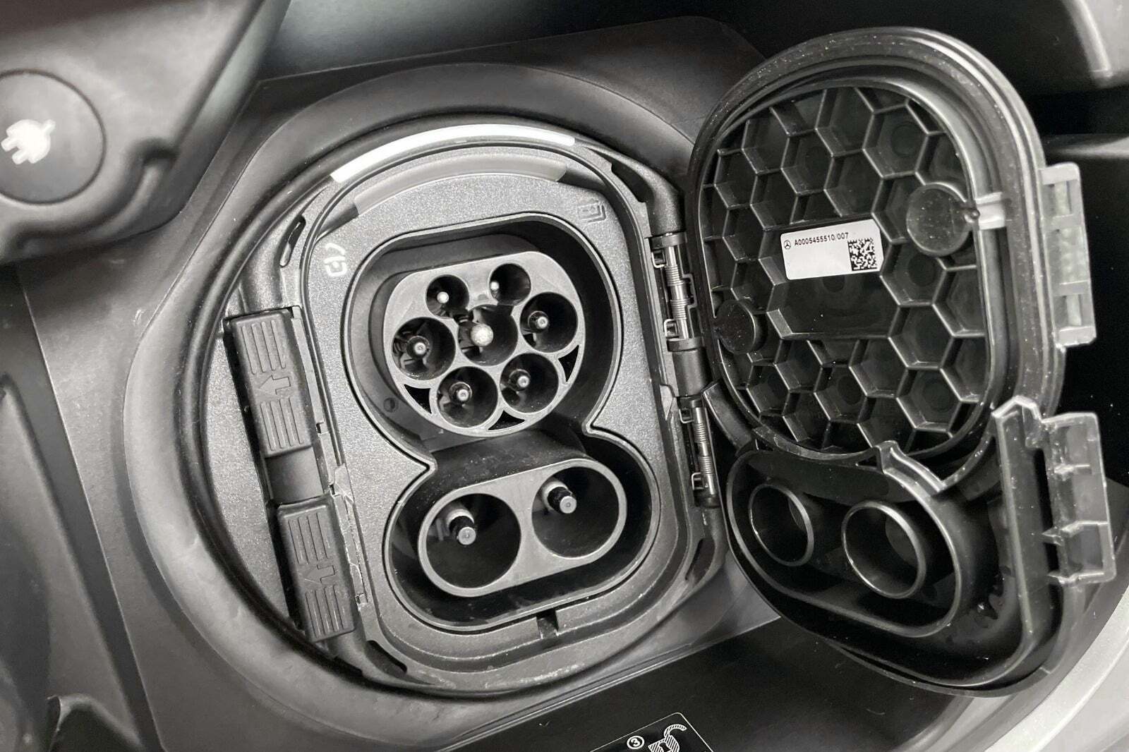 Sølv Mercedes EQA250 fra 2021 set udefra