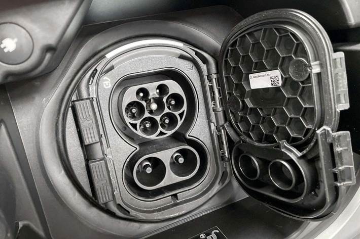 Sølv Mercedes EQA250 fra 2021 set udefra