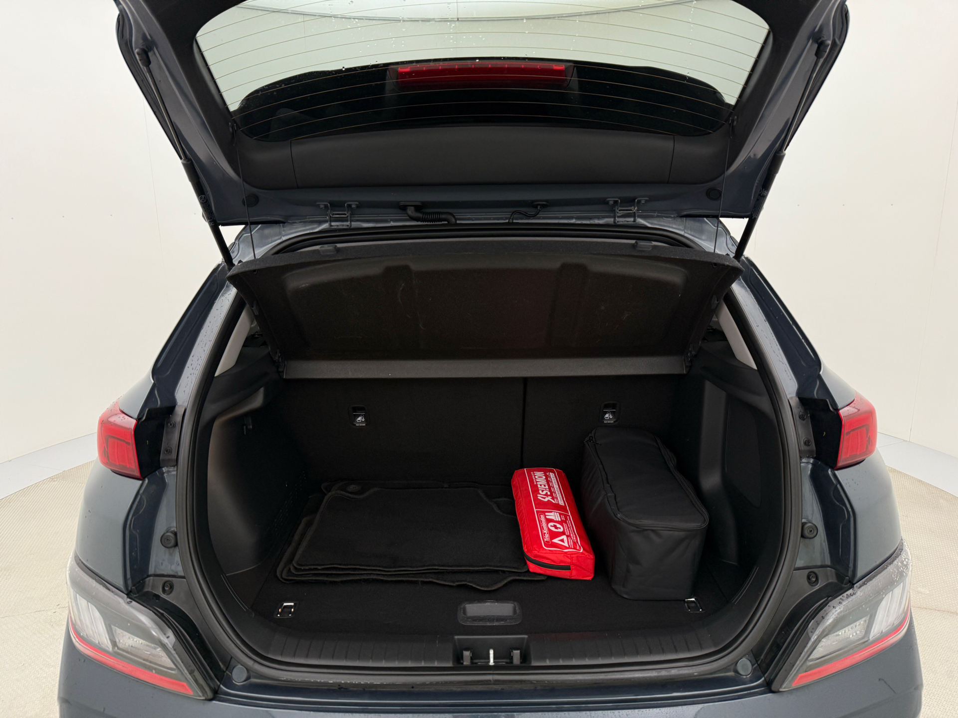 Blå Hyundai Kona fra 2022