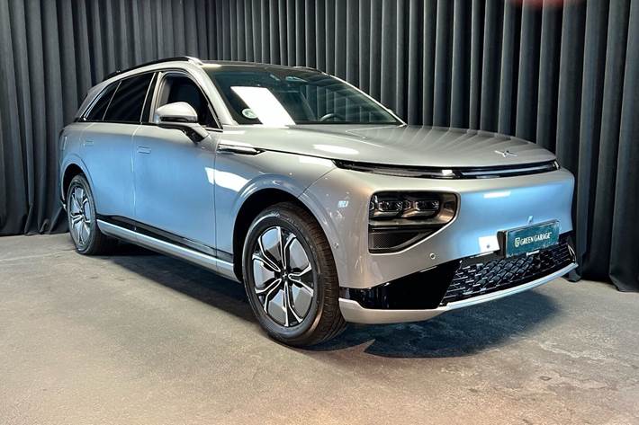 Grå Xpeng G9 fra 2024 set udefra