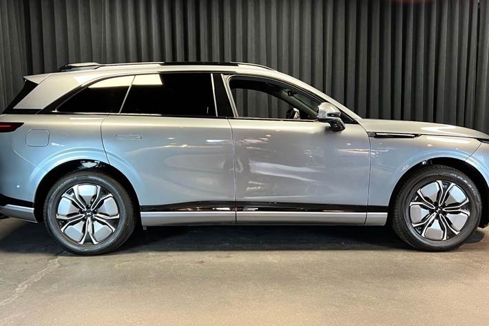 Grå Xpeng G9 fra 2024