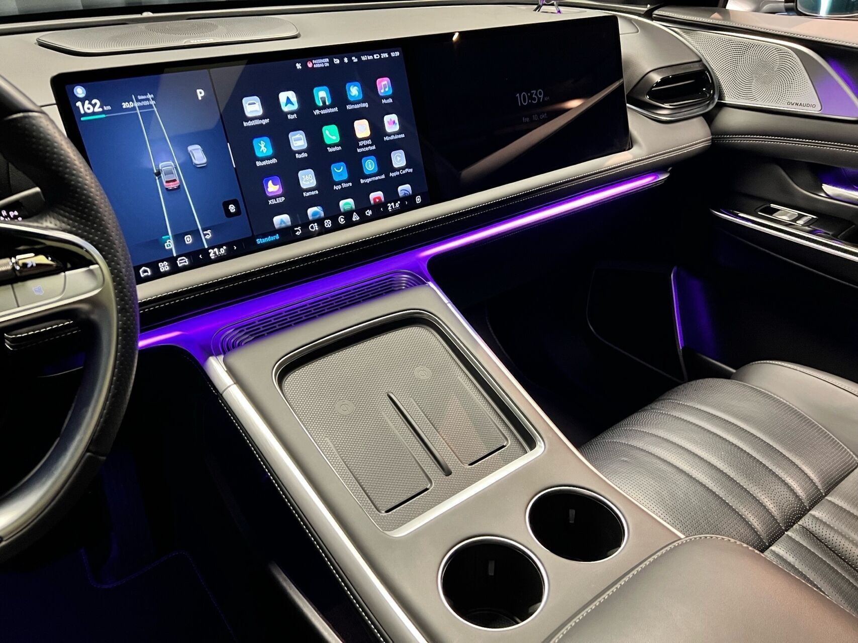 Grå Xpeng G9 fra 2024 set indefra