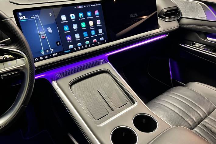 Grå Xpeng G9 fra 2024 set indefra