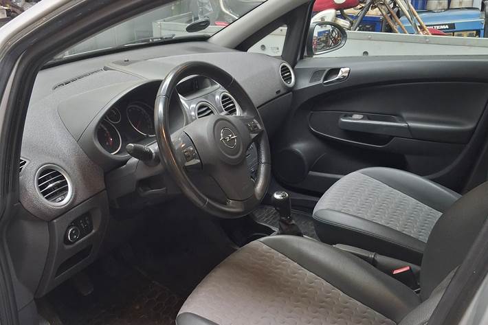 Sølv Opel Corsa fra 2011