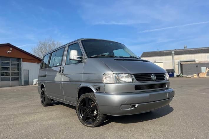 Grå VW Caravelle fra 1996