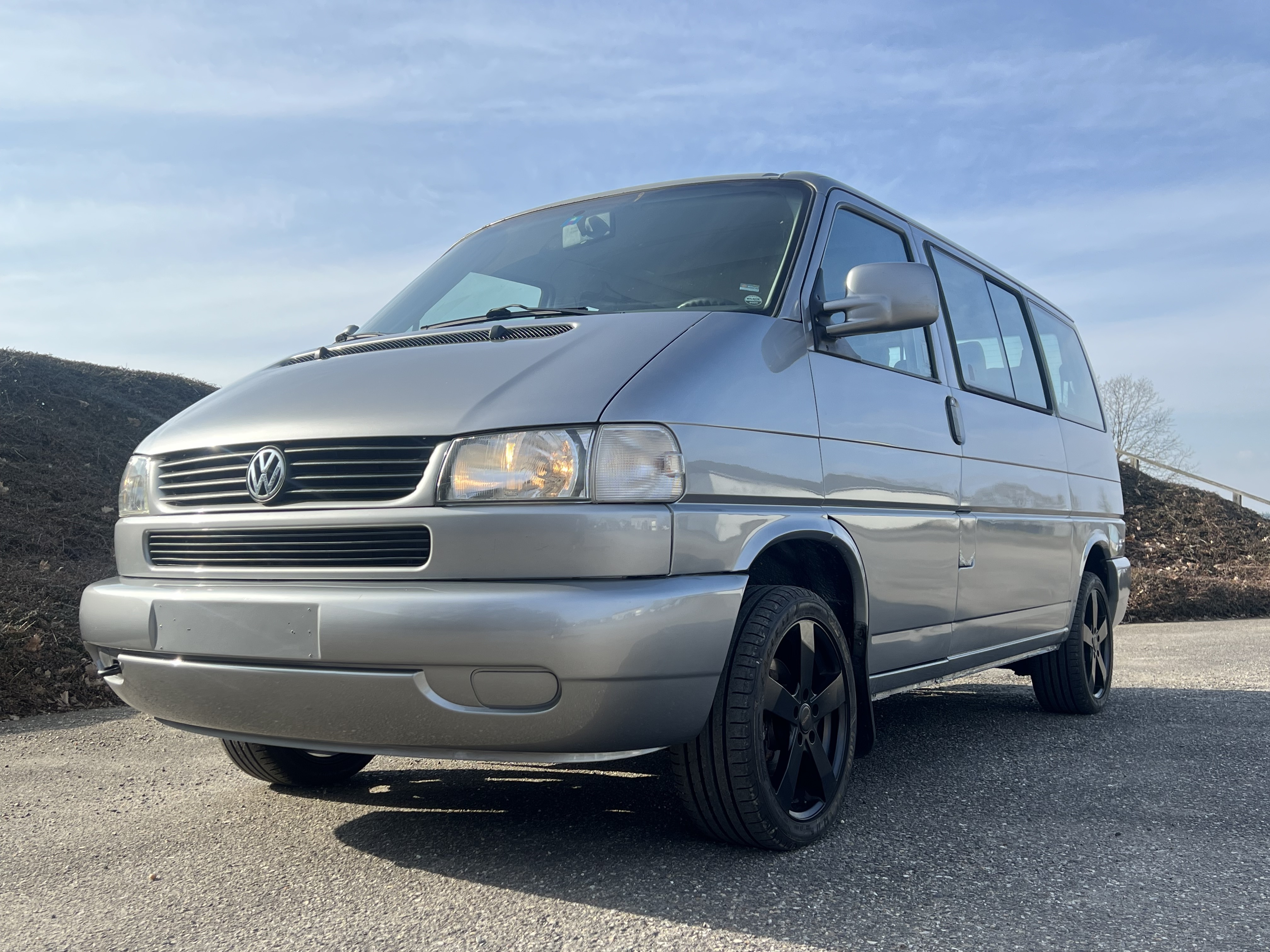 Grå VW Caravelle fra 1996