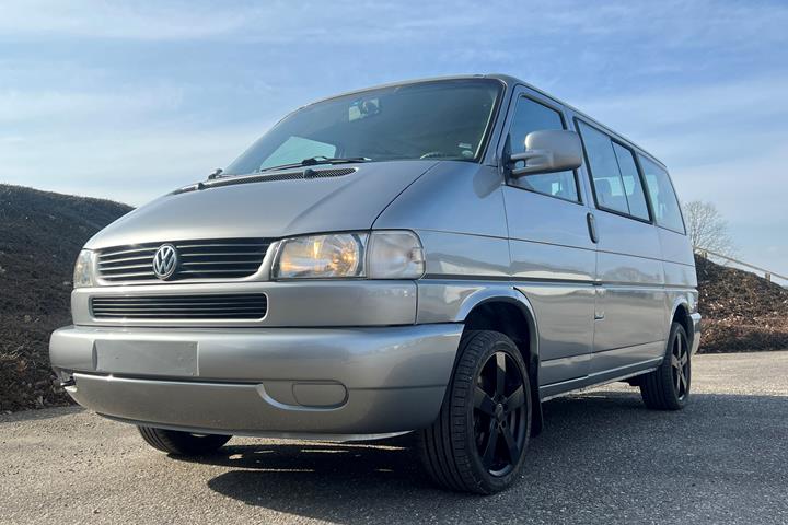 Grå VW Caravelle fra 1996