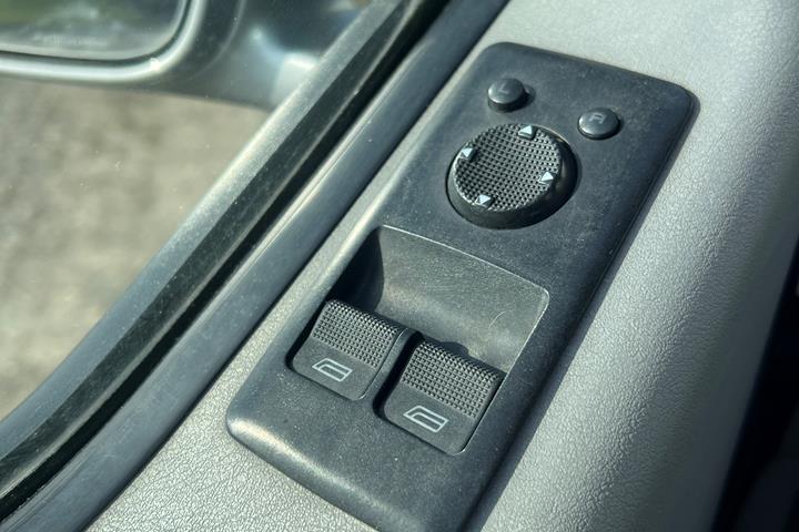 Grå VW Caravelle fra 1996