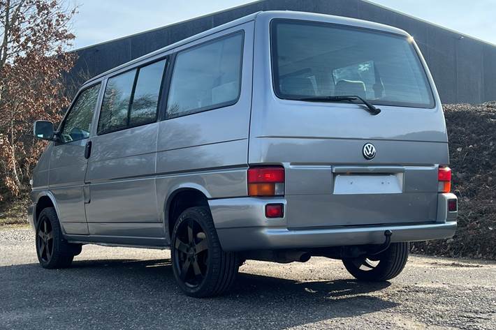 Grå VW Caravelle fra 1996