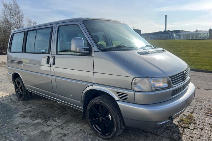 Grå VW Caravelle fra 1996