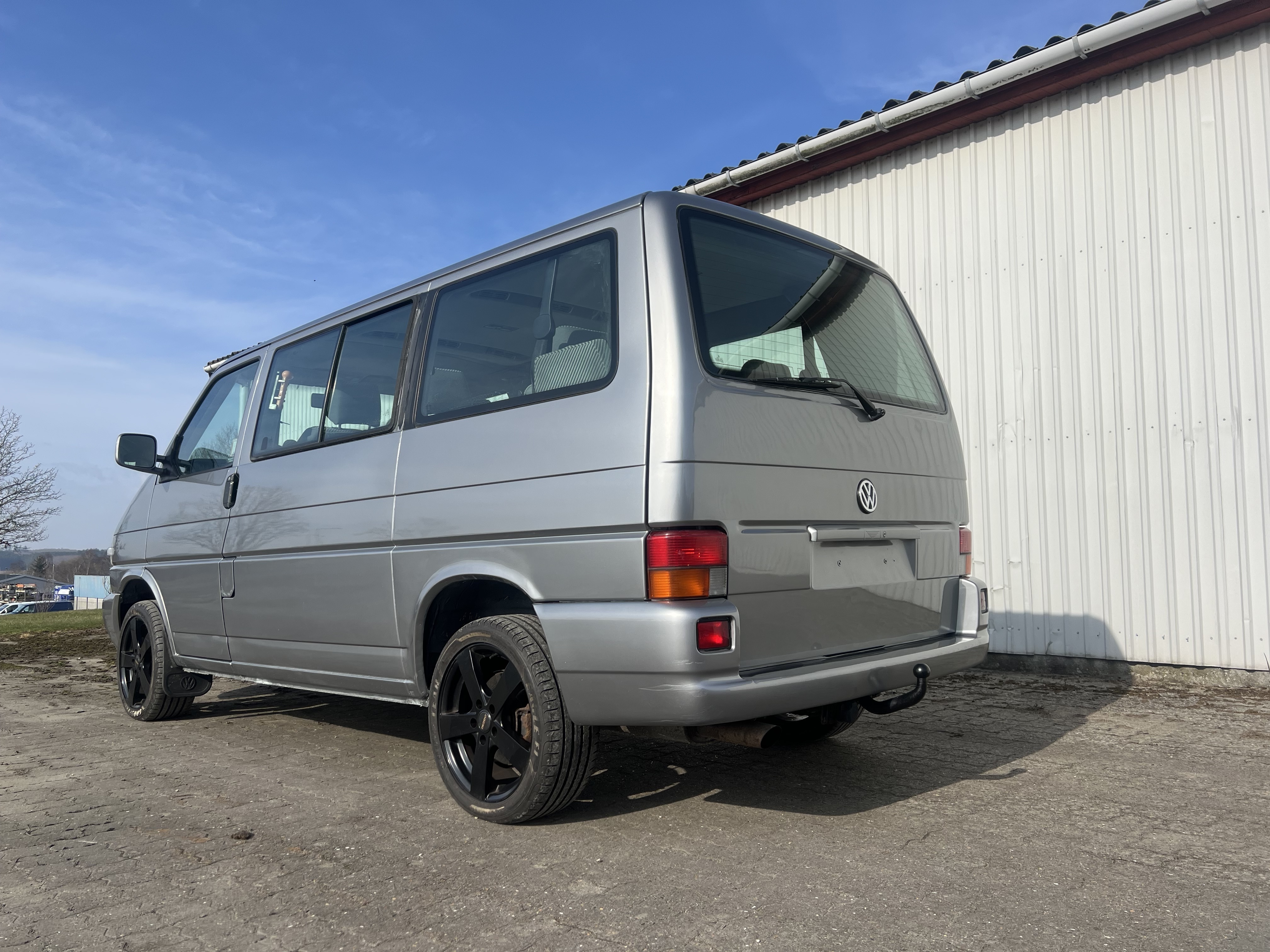 Grå VW Caravelle fra 1996