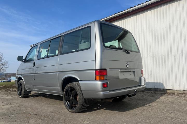 Grå VW Caravelle fra 1996