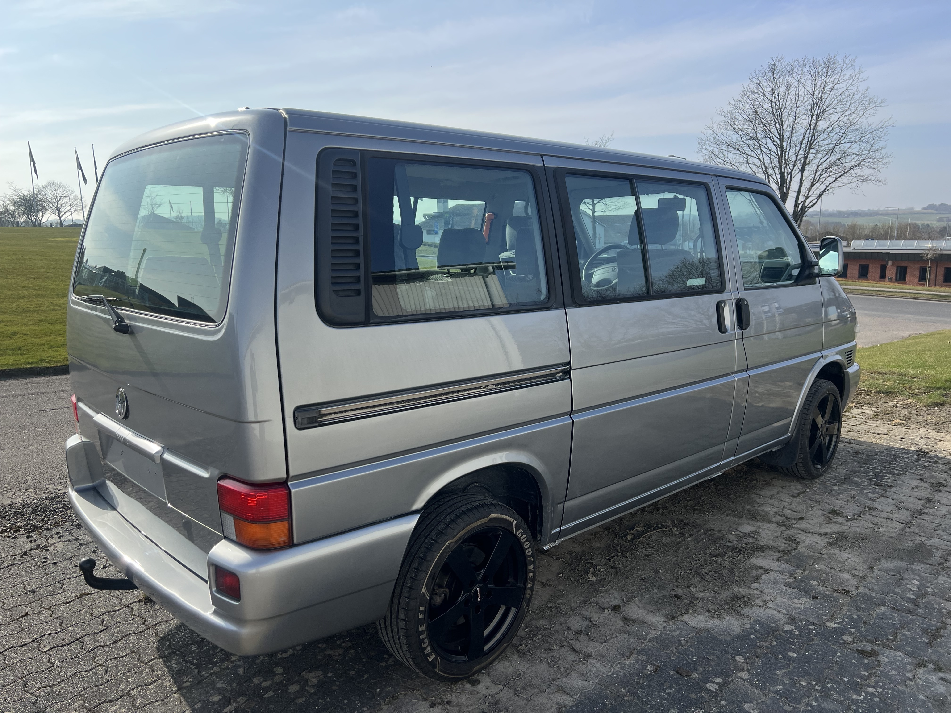 Grå VW Caravelle fra 1996
