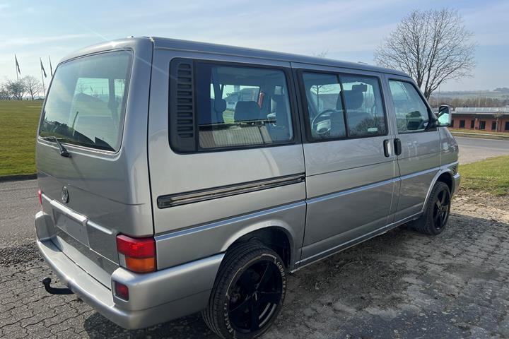Grå VW Caravelle fra 1996