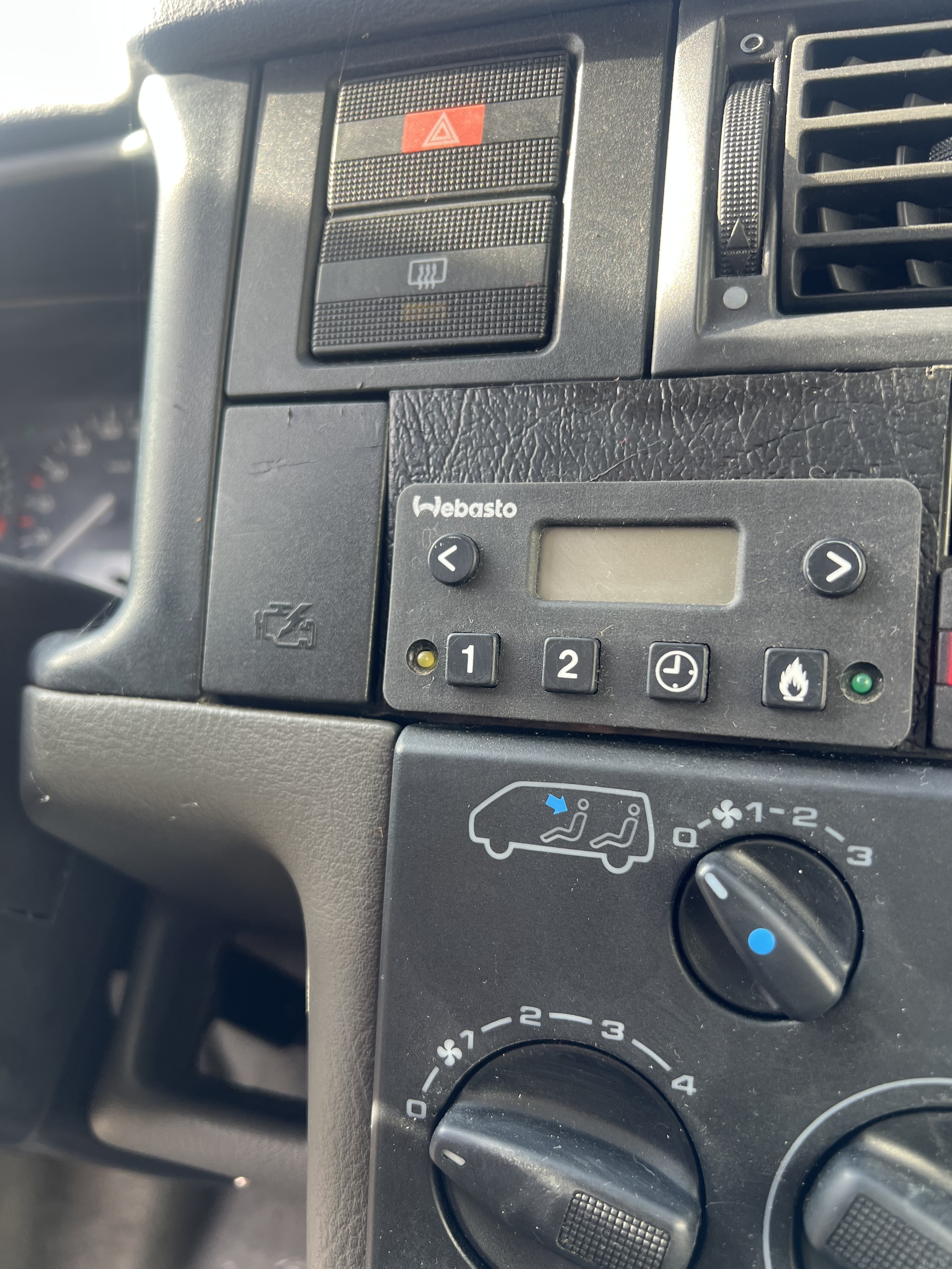 Grå VW Caravelle fra 1996