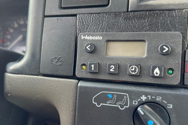 Grå VW Caravelle fra 1996