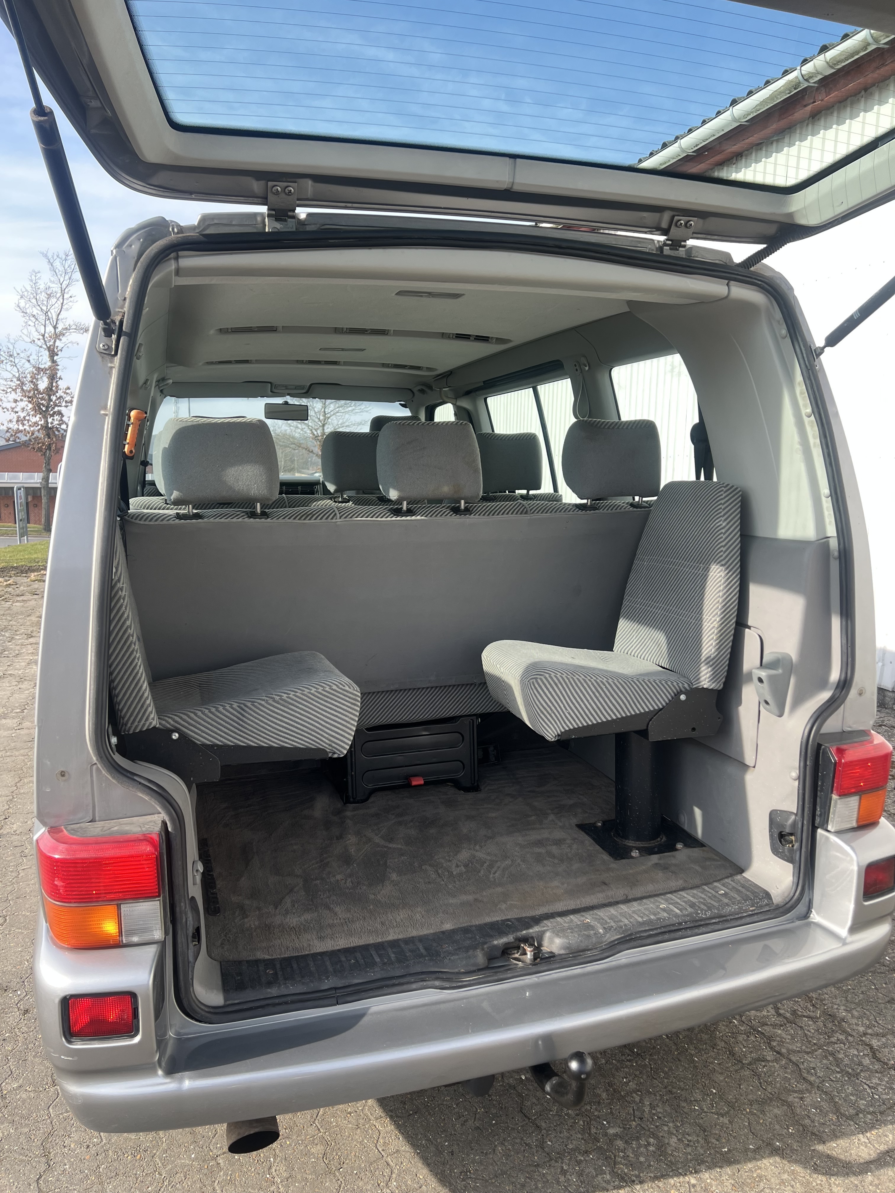 Grå VW Caravelle fra 1996