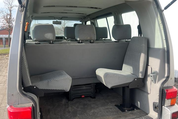 Grå VW Caravelle fra 1996