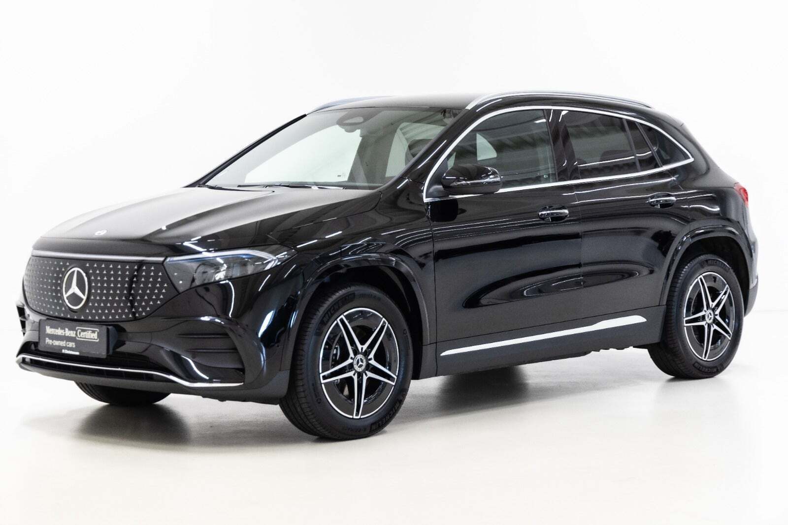 Sort Mercedes EQA250+ fra 2025 set udefra