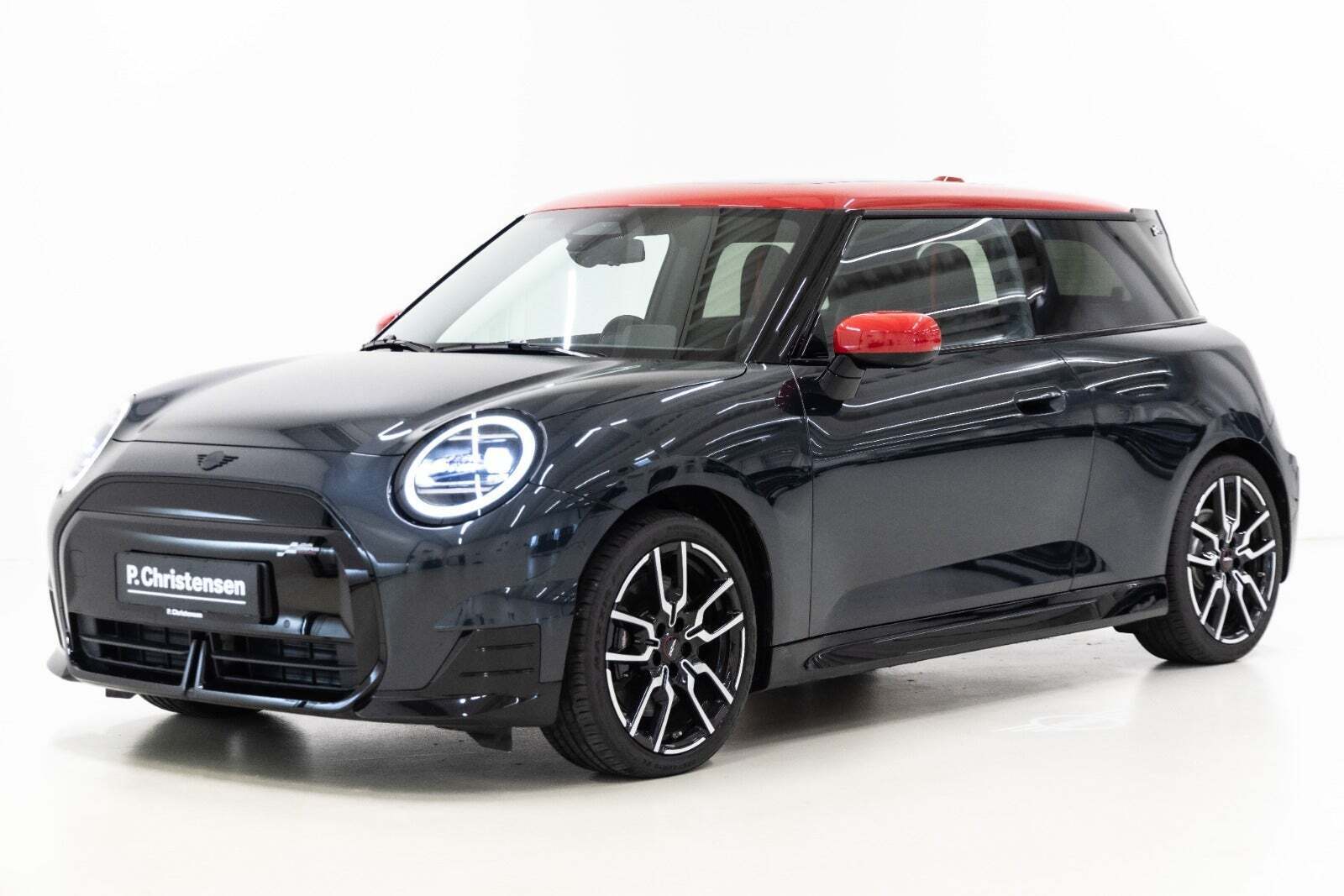 Blå Mini Cooper E fra 2024 set udefra