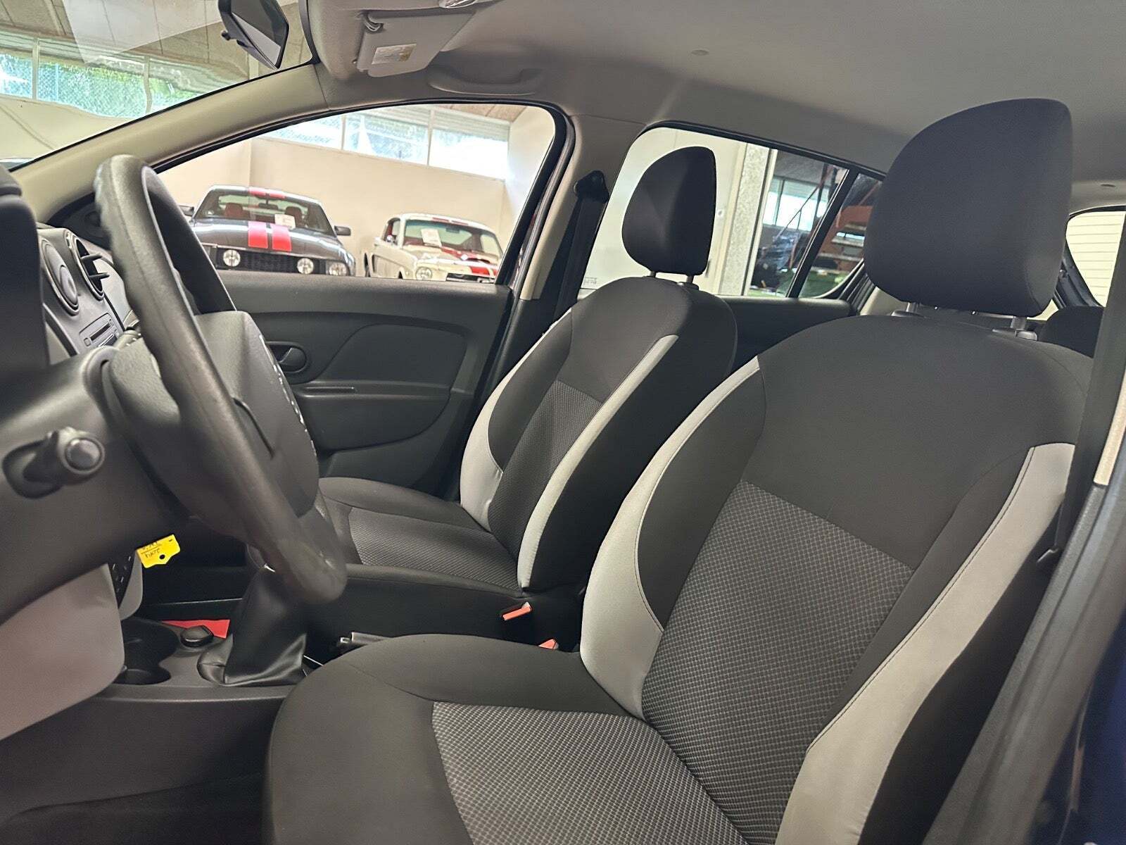 Blå Dacia Sandero fra 2013