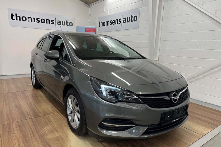 Grå Opel Astra fra 2020 set udefra