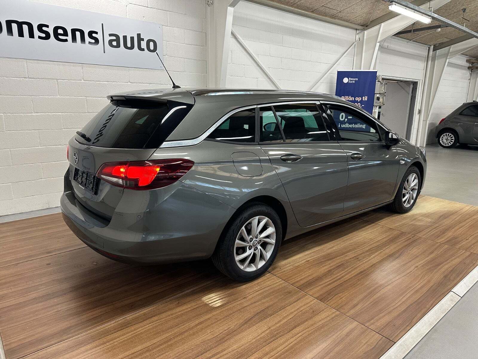Grå Opel Astra fra 2020