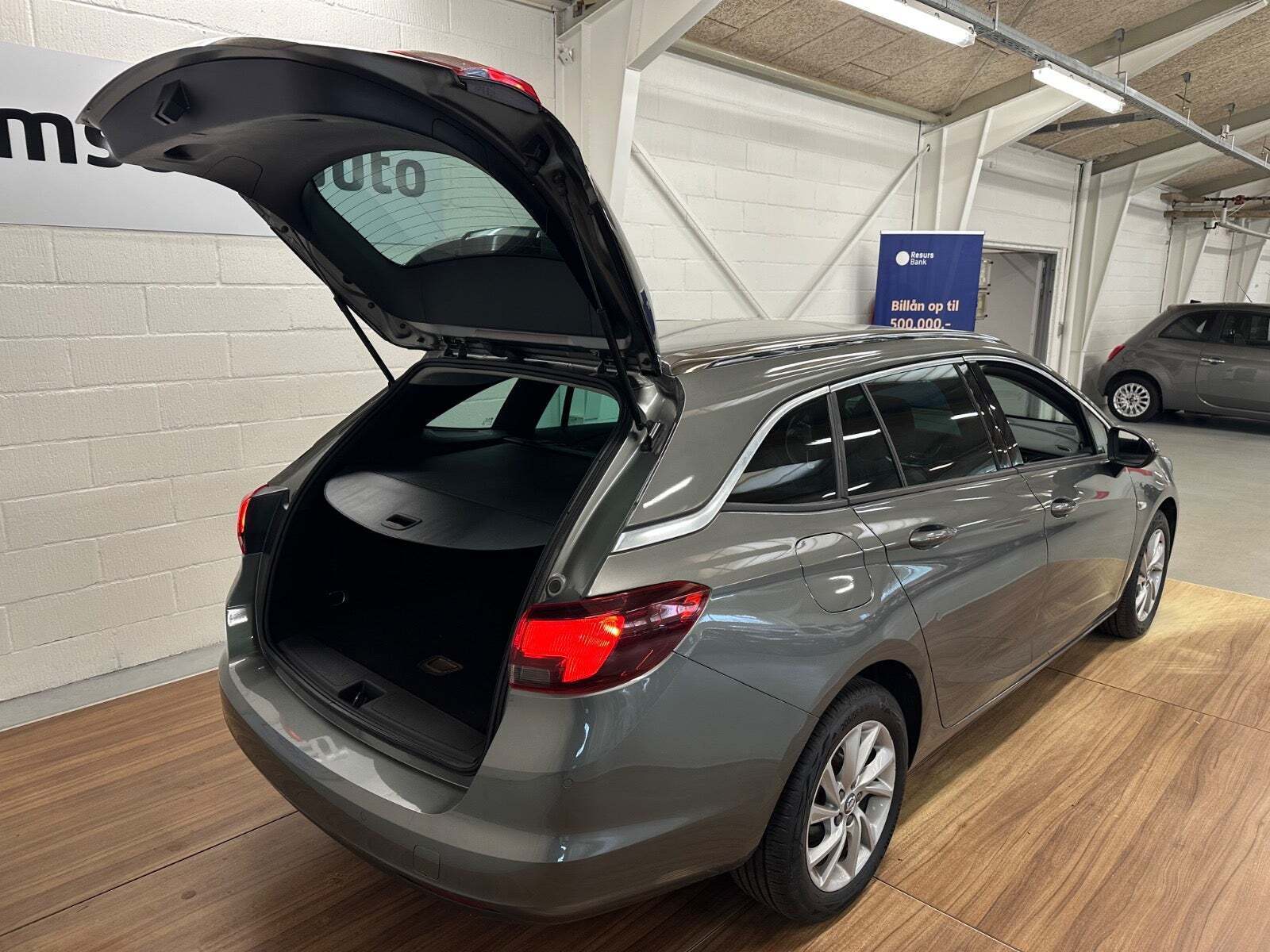 Grå Opel Astra fra 2020