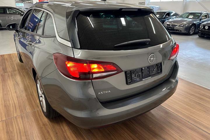 Grå Opel Astra fra 2020