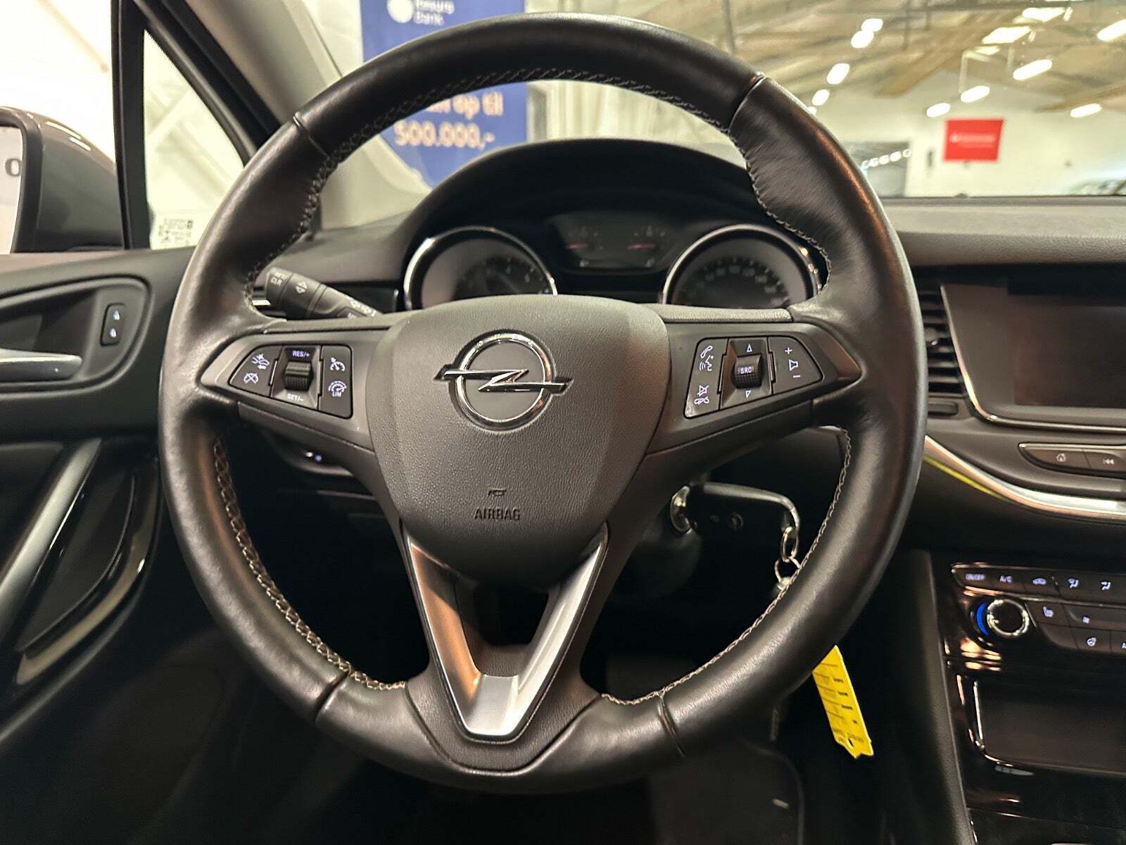 Grå Opel Astra fra 2020
