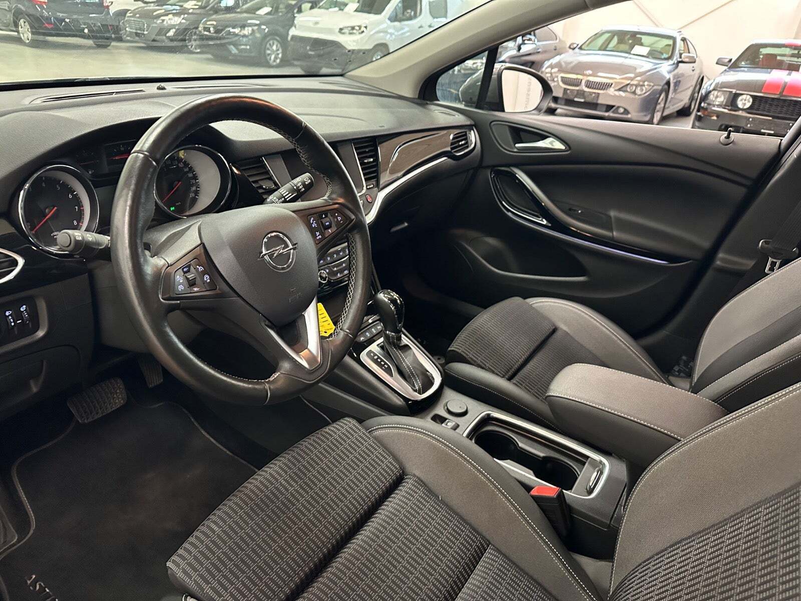 Grå Opel Astra fra 2020