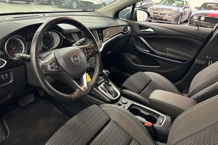 Grå Opel Astra fra 2020