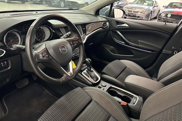 Grå Opel Astra fra 2020
